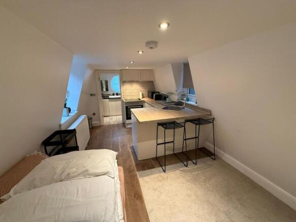 STUDIO ROOM