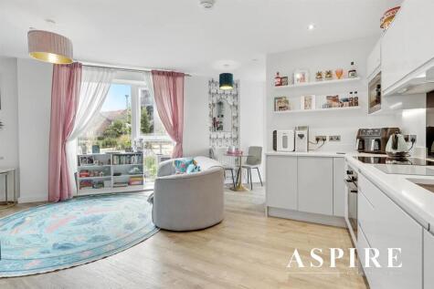 VIDEO PRESENTATION INSIDE-PRIVATE COURTYARD GARDEN- Academy Way, Loughton