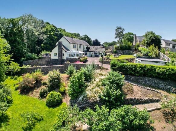 5 Bedroom COUNTRY HOUSE, Grounds Circa 0.75a