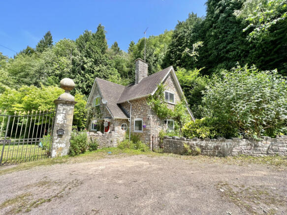 IMPRESSIVE IRON GATED, 3 Bedroom COUNTRY Home