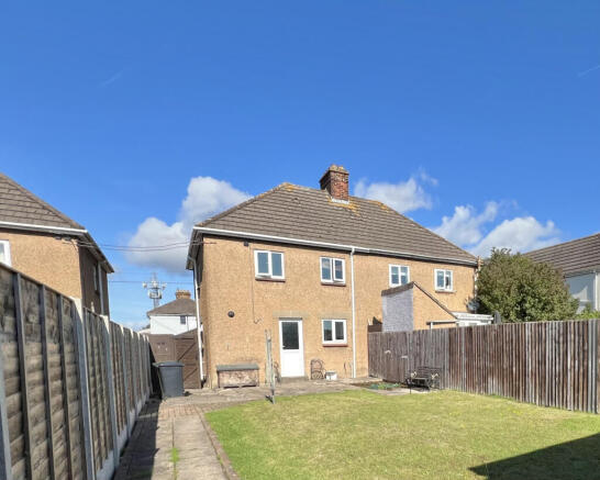 SPACIOUS 3 Bed with SUBSTANTIAL GARAGE