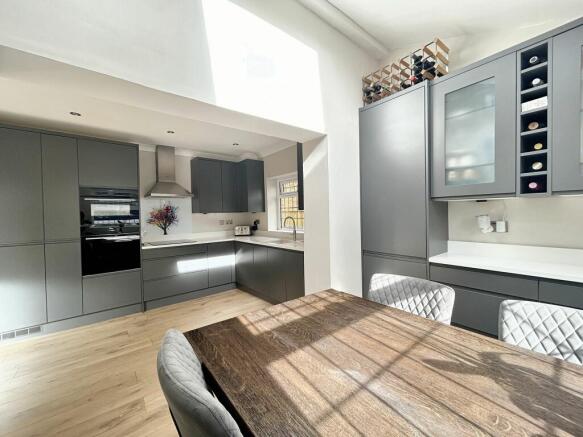 KITCHEN/DINING ROOM