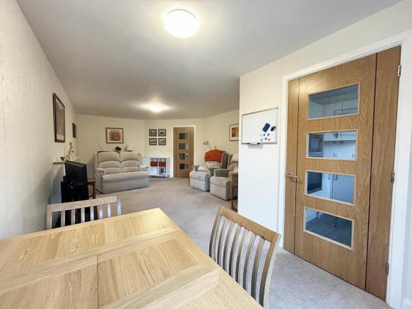LOUNGE/DINING ROOM