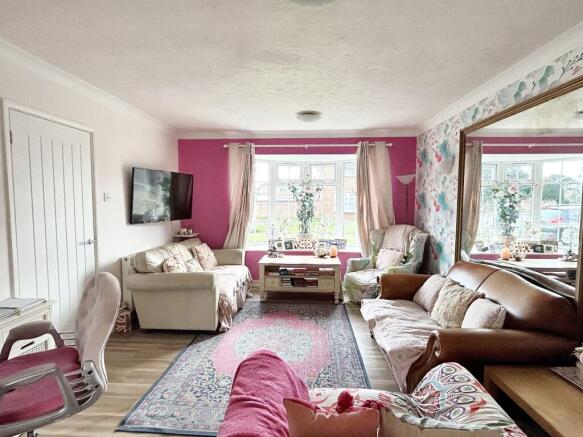 LOUNGE/DINING ROOM