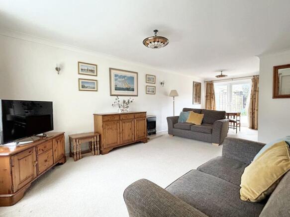 LOUNGE/DINING ROOM