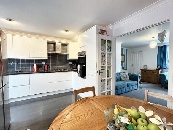 KITCHEN/DINING ROOM