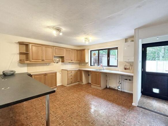KITCHEN/DINING ROOM