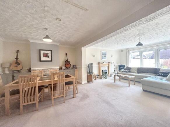 LOUNGE/DINING ROOM