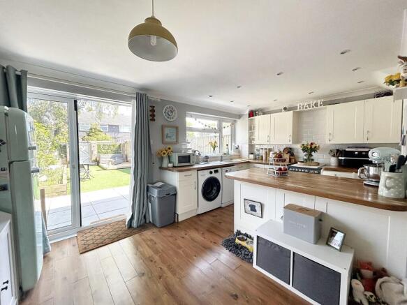 KITCHEN/DINING ROOM