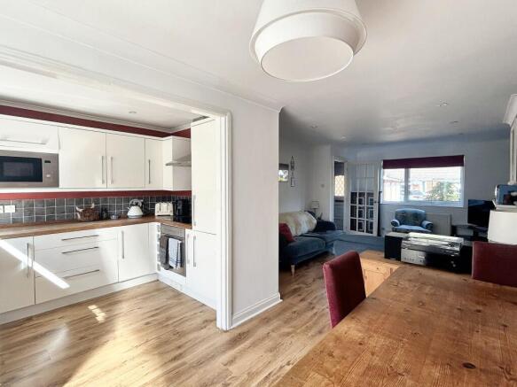 LOUNGE/DINING ROOM