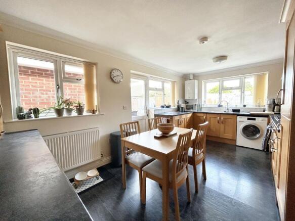 KITCHEN/DINING ROOM