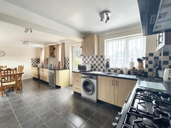 KITCHEN/DINING ROOM