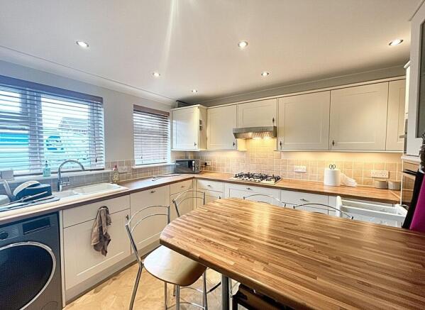 KITCHEN/BREAKFAST ROOM