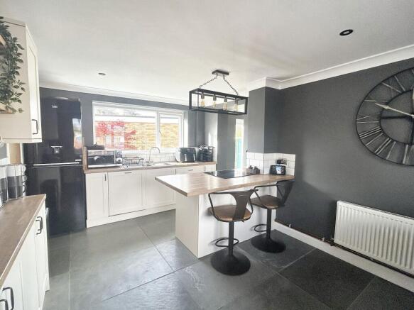 KITCHEN/BREAKFAST ROOM