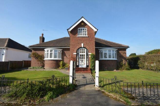 3 bedroom detached bungalow for sale in Motcombe Grove, Heald Green ...