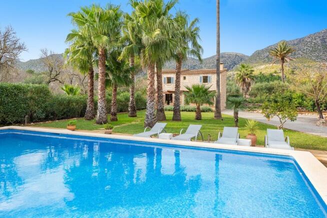 Exterior and Pool (1