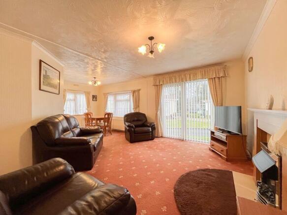 LIVING ROOM/DINER