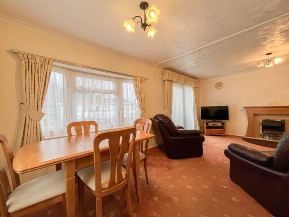 LIVING ROOM/DINER