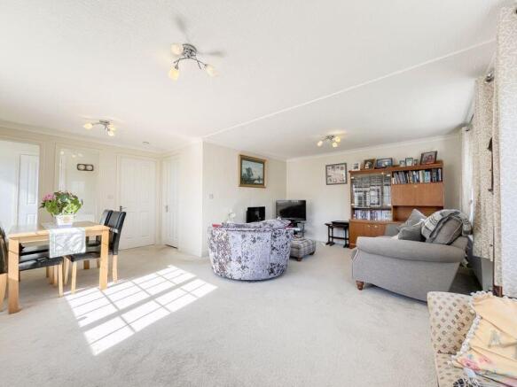 LIVING ROOM/DINER