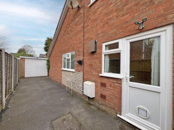 SIDE ACCESS / GARAGE