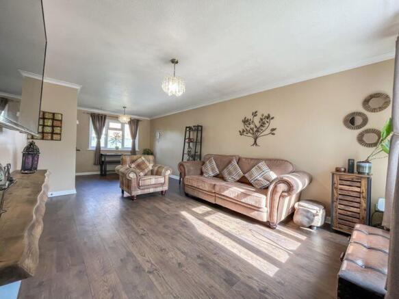 LIVING ROOM/DINER
