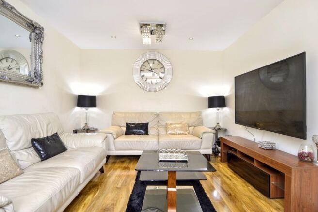 LIVING ROOM (3)