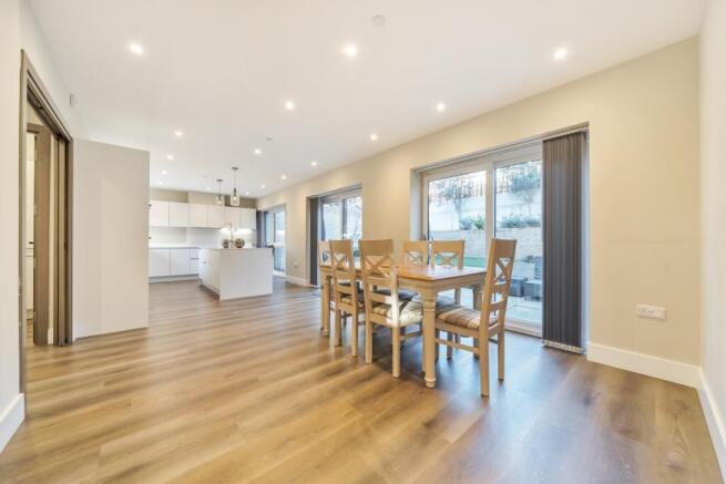 1385899-23-69272e...