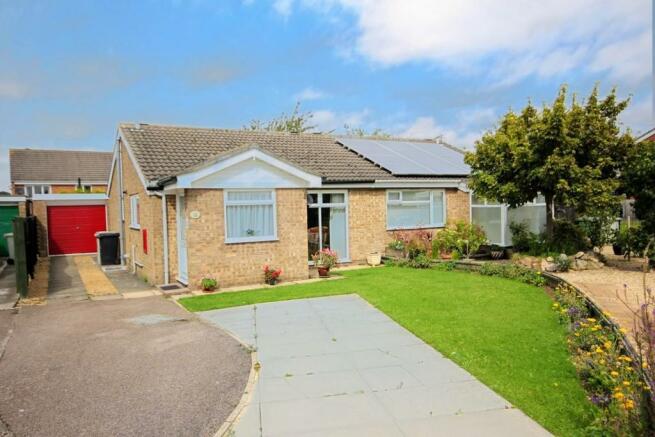 2 Bedroom Semi-detached Bungalow For Sale In Dove Close, Oakham, Le15