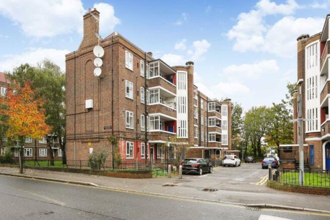 2 bedroom flat to rent in Whiston Road, Haggerston, E2