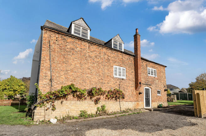 1371600-8-68f8f16...