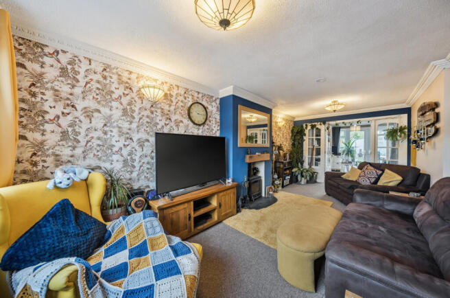 1374663-9-690b2af...