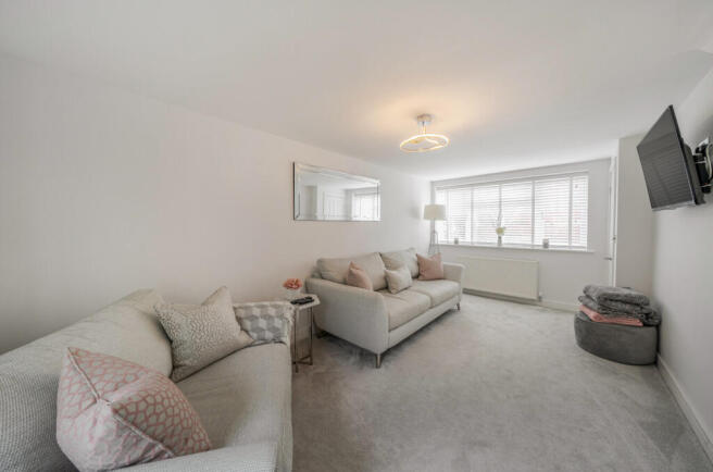 1380990-5-691c779...