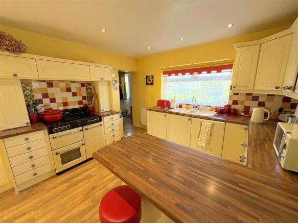Kitchen a.jpg