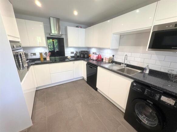 Kitchen a.jpg