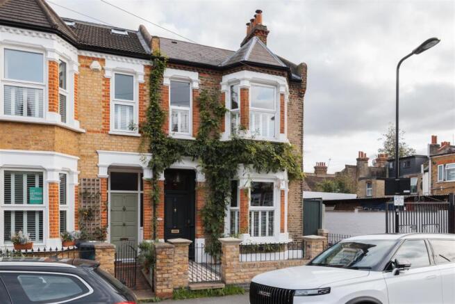 Claude Road, E10