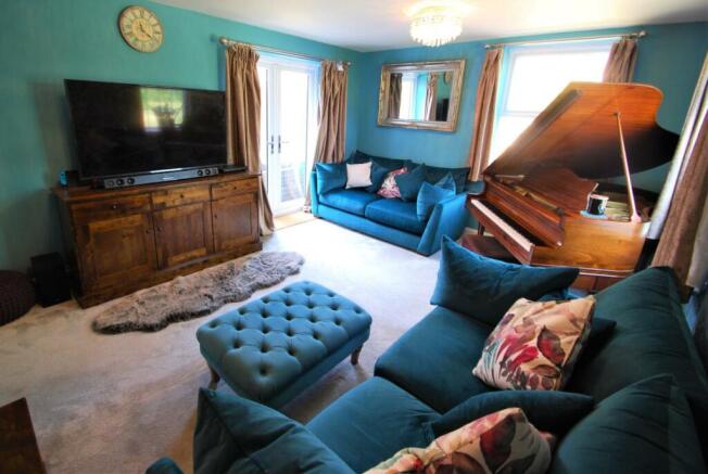 Poppy Road- Sitting room 3.JPG