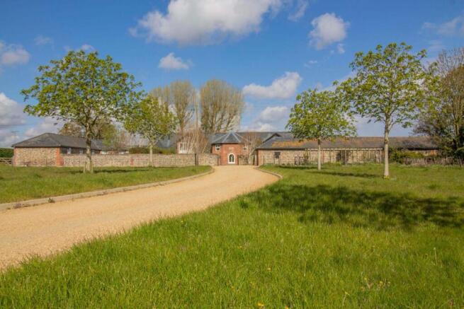 3 Grange Farm Barns [Entrance Approach] 01.jpg