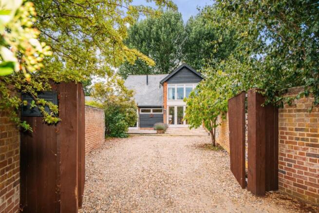 2 Grange Farm Barns [Entrance Drive] 01.jpg