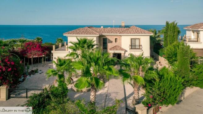 Luxury 3 Bedroom Villa is zero to the sea Image 9999 3