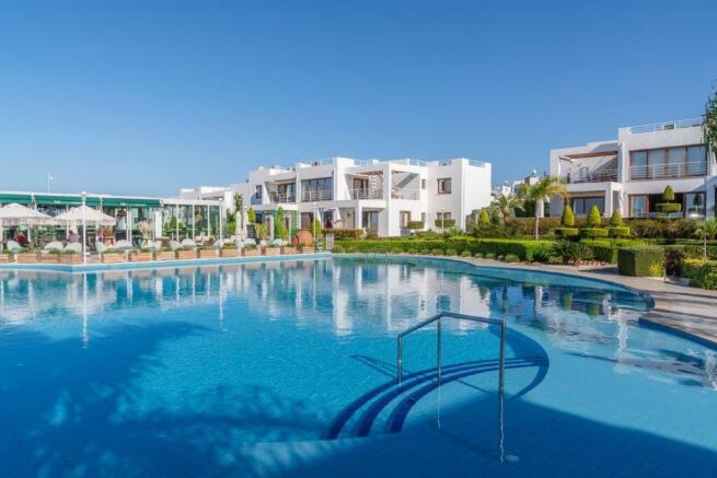 Paradise Found: Luxurious 3-Bedroom Garden Apartment with Spectacular Views Image 9999 2