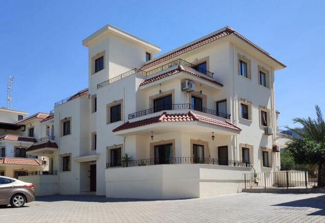Luxurious 3-Bedroom Apartment in Kucuk Erenkoy with Modern Amenities and Stunning Outdoor Spaces Image 9999 1