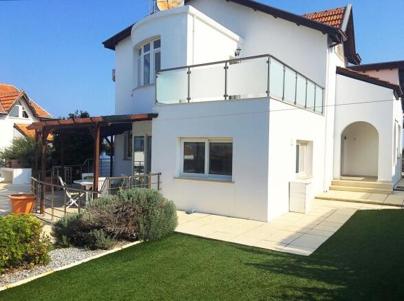 4 bedroom seaside villa with pool and sea views in excellent condition Image 85 2