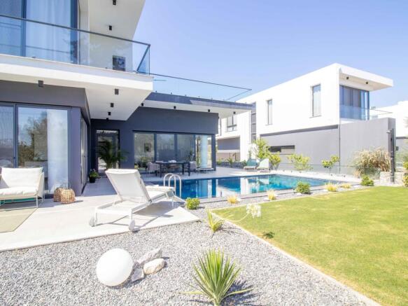4-bedroom luxury resale villa + fully furnished + swimming pool + VRF system + Photovoltaic solar system + close to a municipal park Image 9999 3