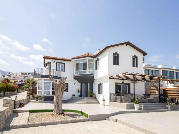 Coastal 3 bedroom resale villa + furnished + air conditioning + sea views + ready to move in!  Image 9999 1