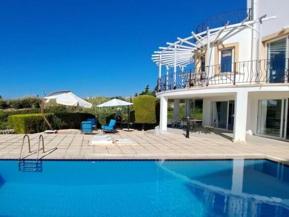 3-bedroom villa + 4m x 8m swimming pool + walking distance to the beach + central heating system Image 9999 1