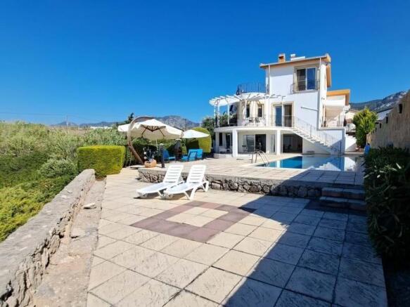 3-bedroom villa + 4m x 8m swimming pool + walking distance to the beach + central heating system Image 9999 3
