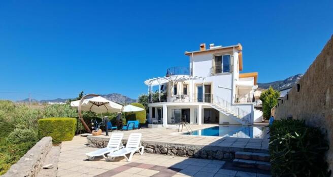 3-bedroom villa + 4m x 8m swimming pool + walking distance to the beach + central heating system Image 9999 3