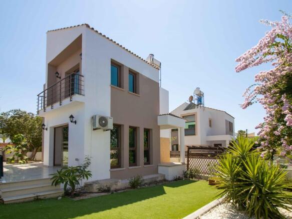 3-bedroom resale villa + recently renovated + furnished + central heating infrastructure + jacuzzi + walking distance to the beach + Title deed in the owner?s name, VAT paid Image 9999 1