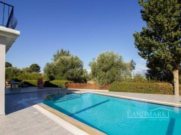 3 bedroom resale villa + 8m x 4m overflow pool + air conditioning + central heating + large roof terrace  Image 9999