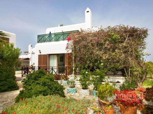 4-bedroom resale Seaside villa, communal pool, private garden, walking distance to the sea Image 9999